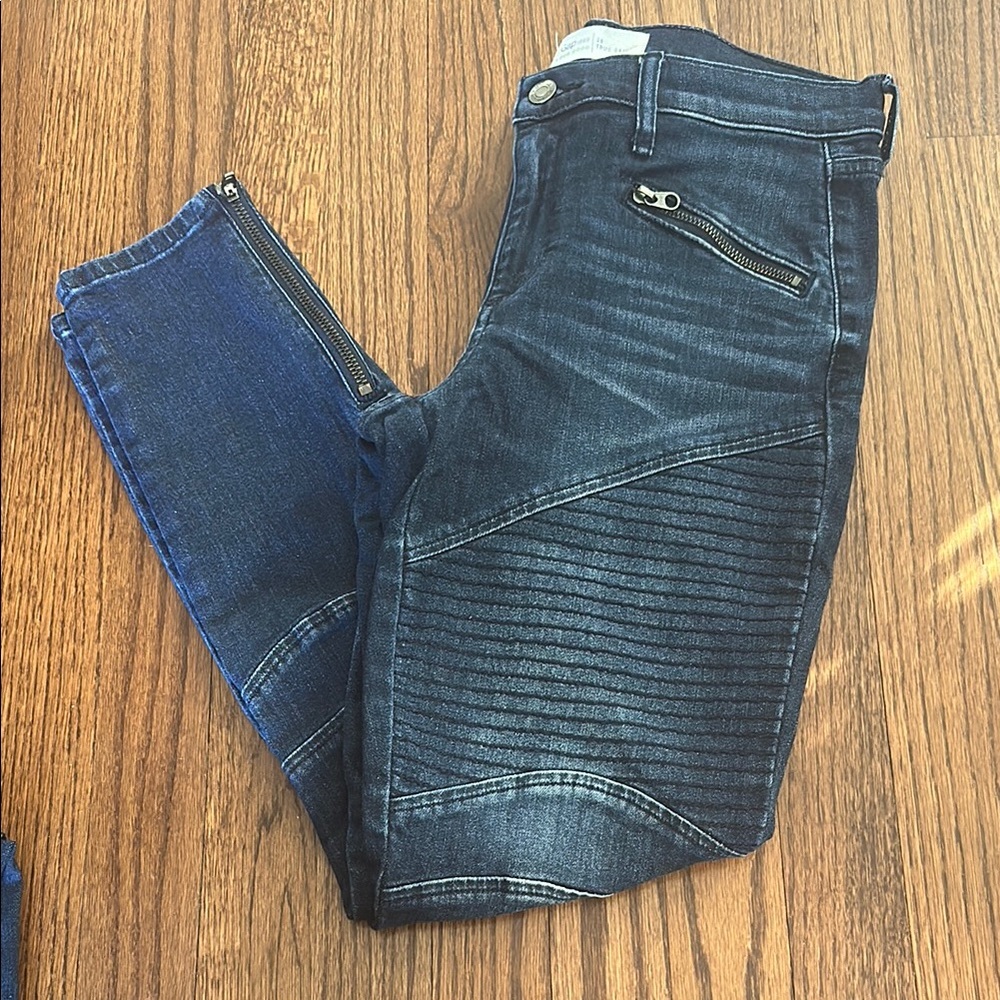 EUC Gap True Skinny Jeans Moto Fashion with zipper and seamed detailing - Picture 2 of 5